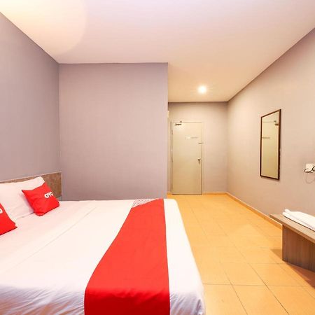 Oyo 89676 Hotel 22 Серембан Екстер'єр фото